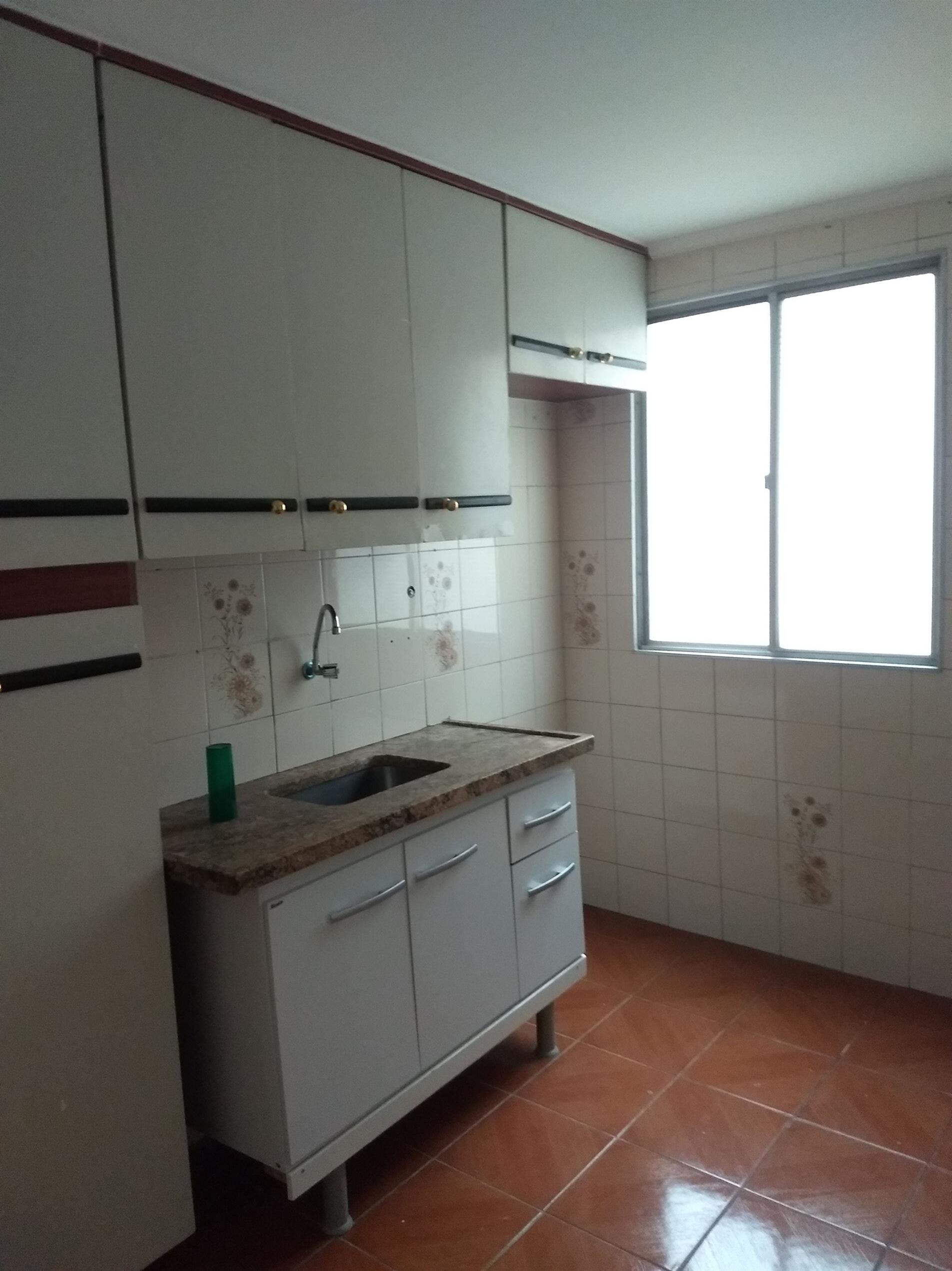 Aluga - se Apartamento 2 dormitórios Jardim Raposo Tavares.