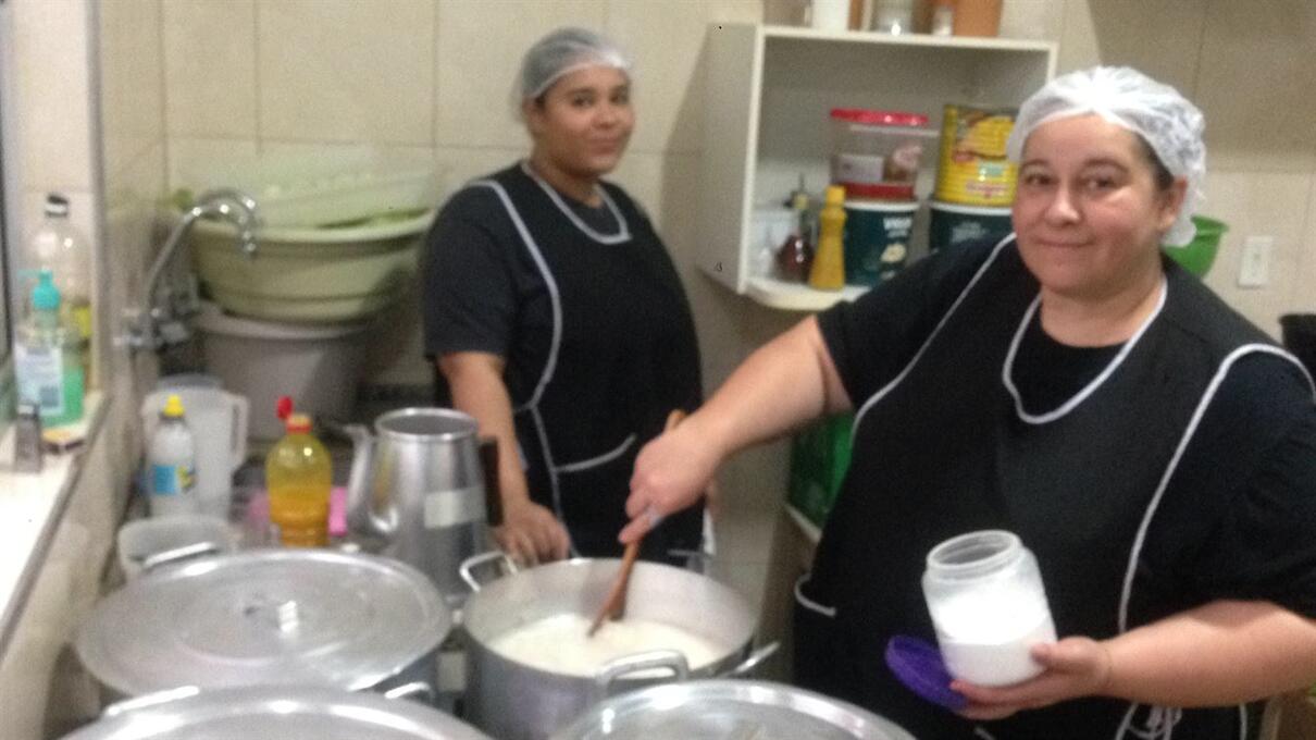 Cozinheira e equipe para 