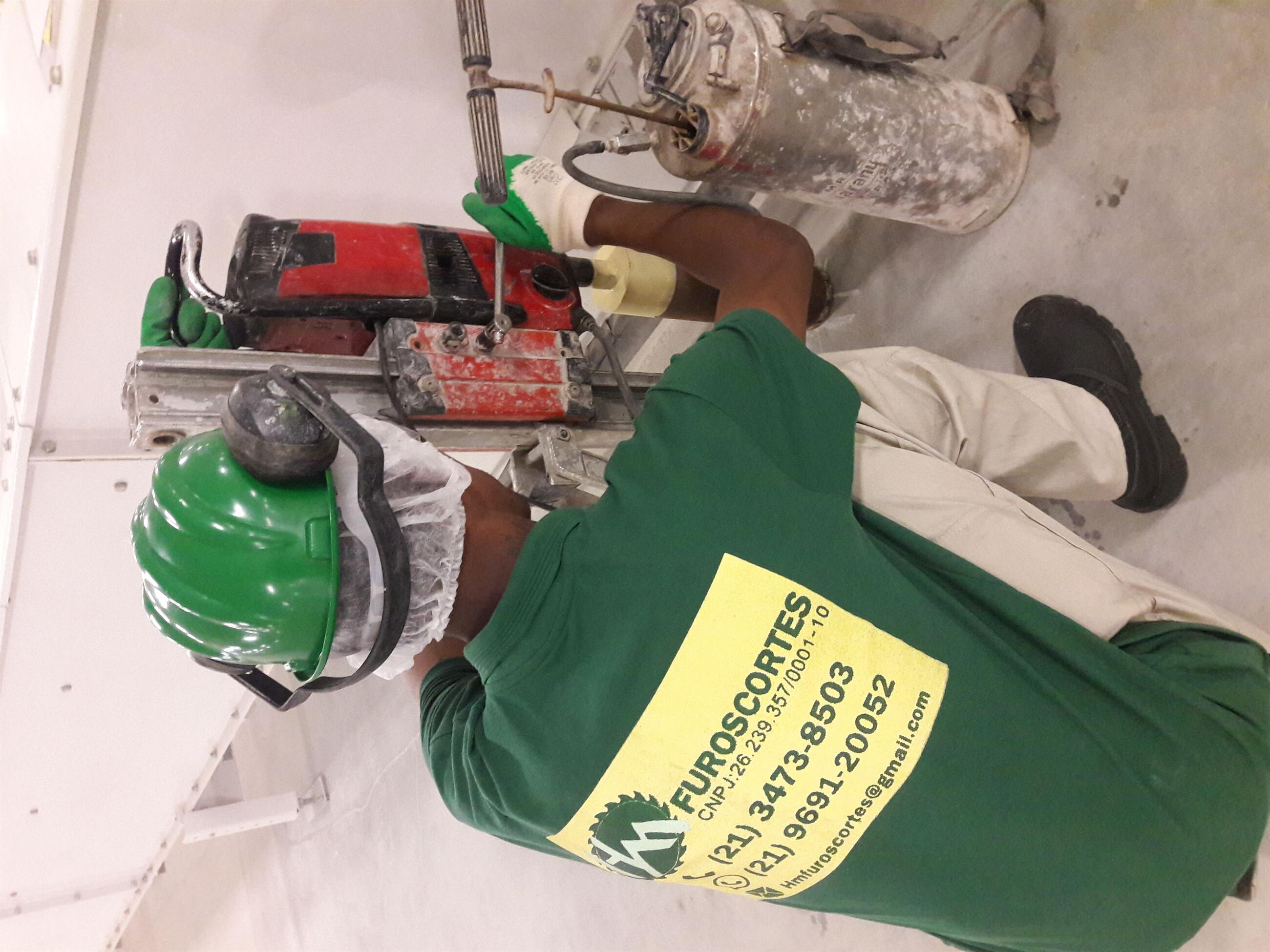 Furo e corte em concreto