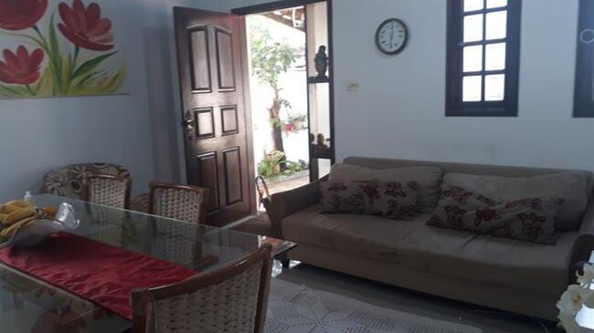 Casa com 03 dormitórios e edícula perto do mar