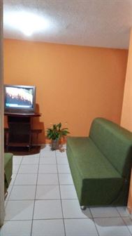 Alugo apartamento mobiliado com condomínio e IPTU inclusos por R$ 800,00.