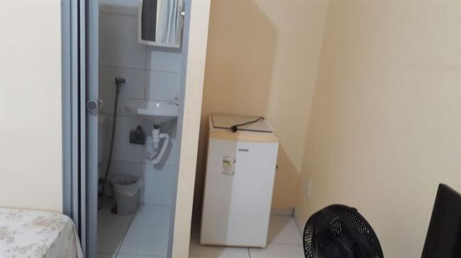 Quarto mobiliado para est