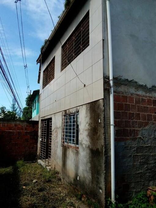 vende-se casa de primeiro andar com suíte